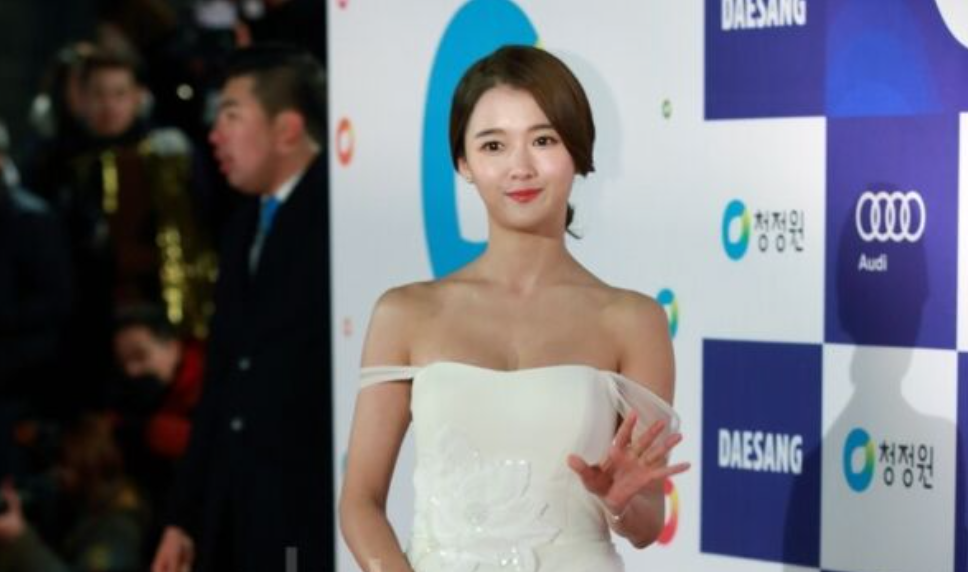 南宝拉今日与交往两年的男友结婚 朴昣奏唱祝歌