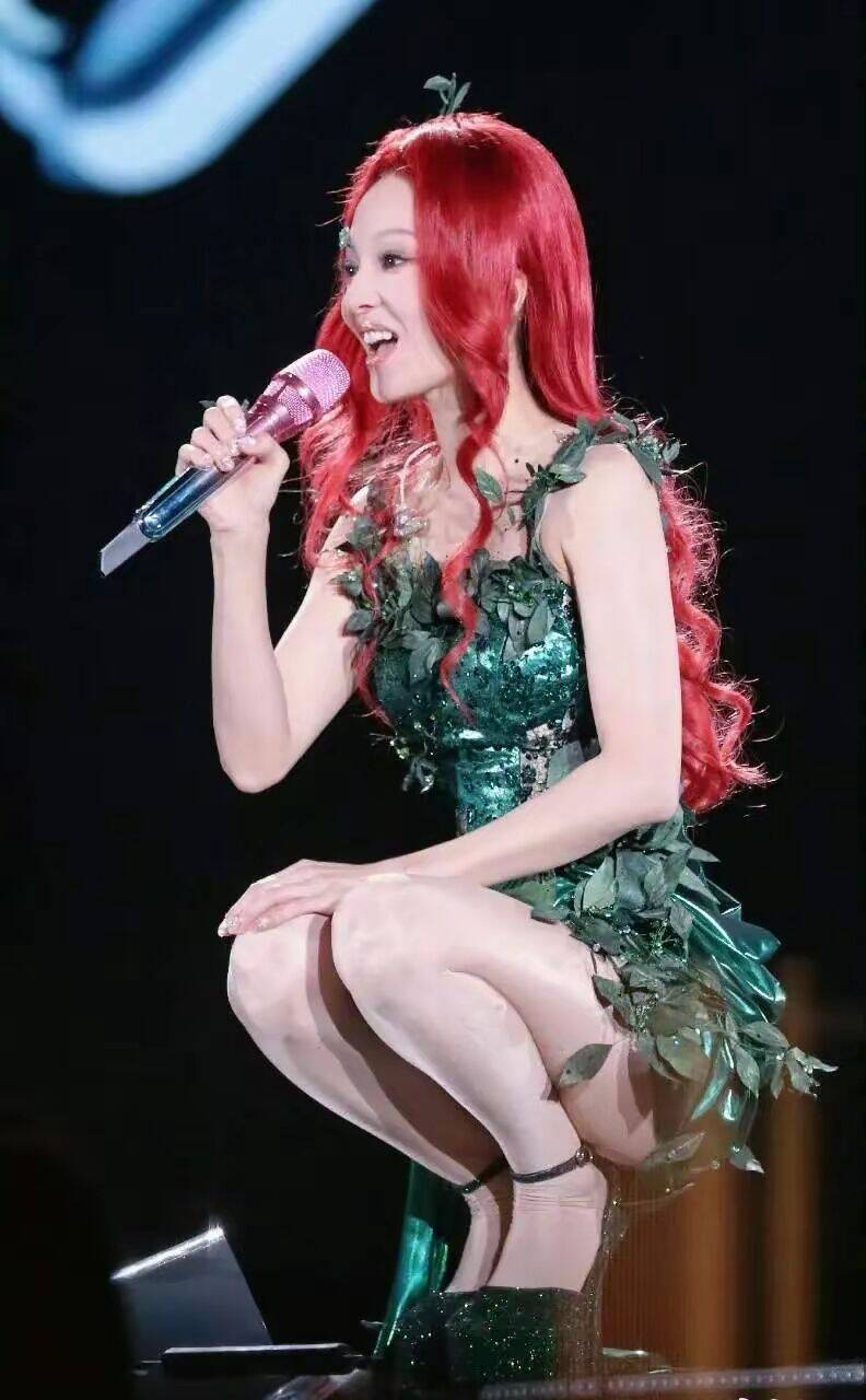 张韶涵演唱会大秀亮油丝袜,热舞劲歌,魅力四射美照燃爆全场