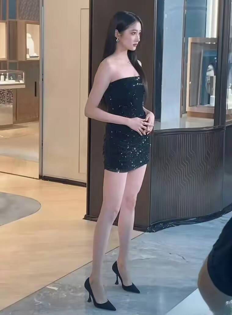 关晓彤 紧身黑裙短裙,这大长腿太逆天了,身材比例好绝
