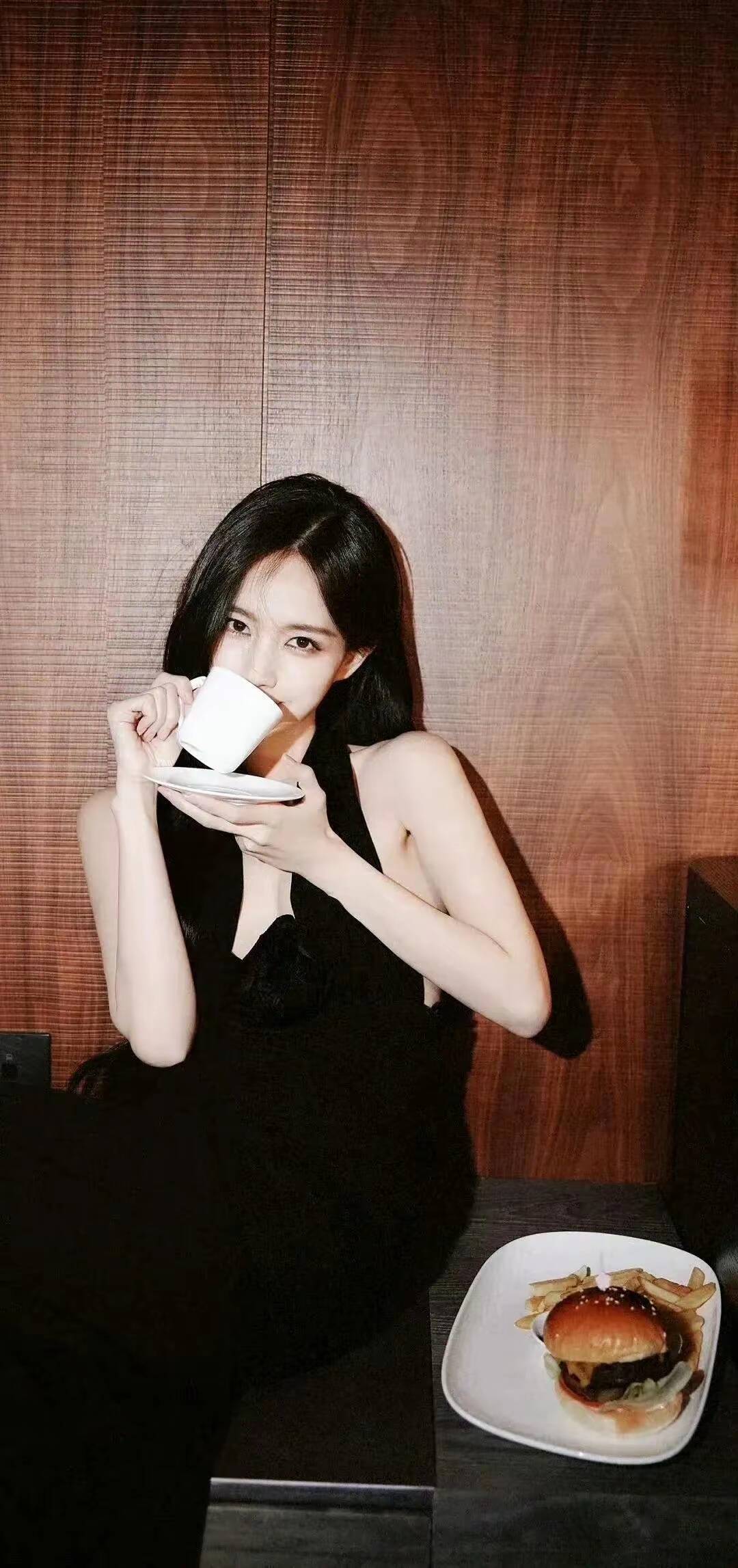 李一桐惊艳写真照片,有时候和杨子姗傻傻分不清
