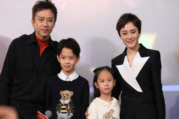 孙俪晒11岁女儿掌镜照片 邓超回应笑翻网友