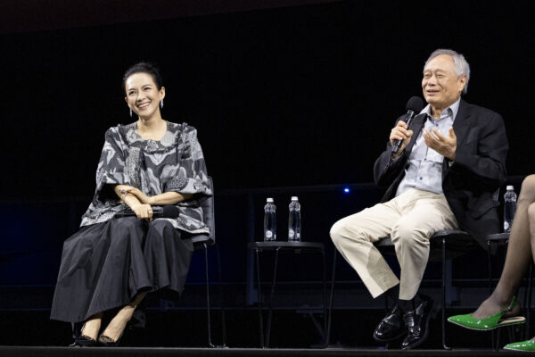 《卧虎藏龙》25周年纪念重映 李安拥抱章子怡
