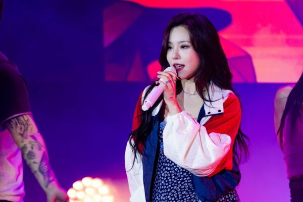 韩星拼盘演唱会 辉人、VIVIZ模仿“露比酱”超萌