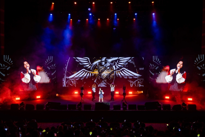 韩星拼盘演唱会 辉人、VIVIZ模仿“露比酱”超萌