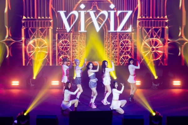 韩星拼盘演唱会 辉人、VIVIZ模仿“露比酱”超萌