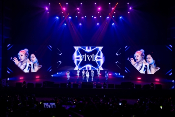 韩星拼盘演唱会 辉人、VIVIZ模仿“露比酱”超萌