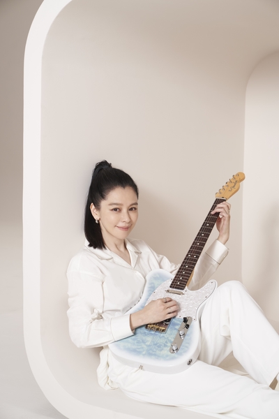 徐若瑄推创作单曲 MV全白氛围 自在做自己