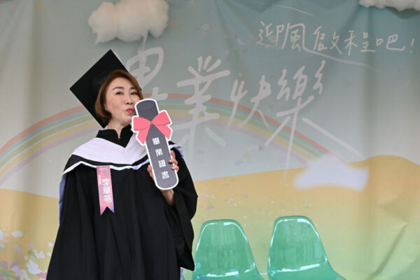 李翊君取得硕士学位 毕业典礼上还获得“杰出表现奖”