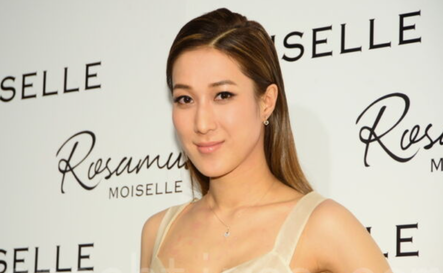 钟嘉欣母女档拍广告 9岁Kelly星味神似妈妈